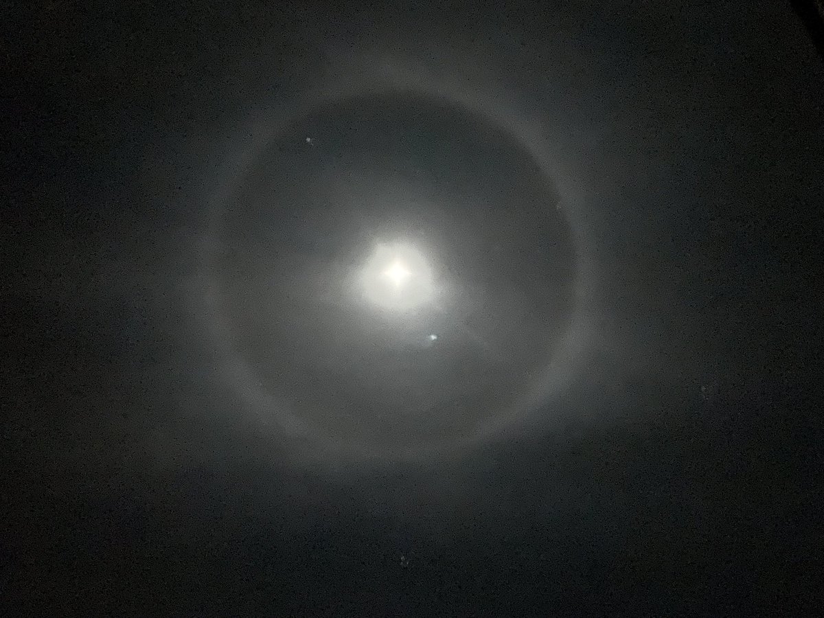 drchumby's tweet image. Massive halo around the moon tonight. #waxhaw @wxbrad
