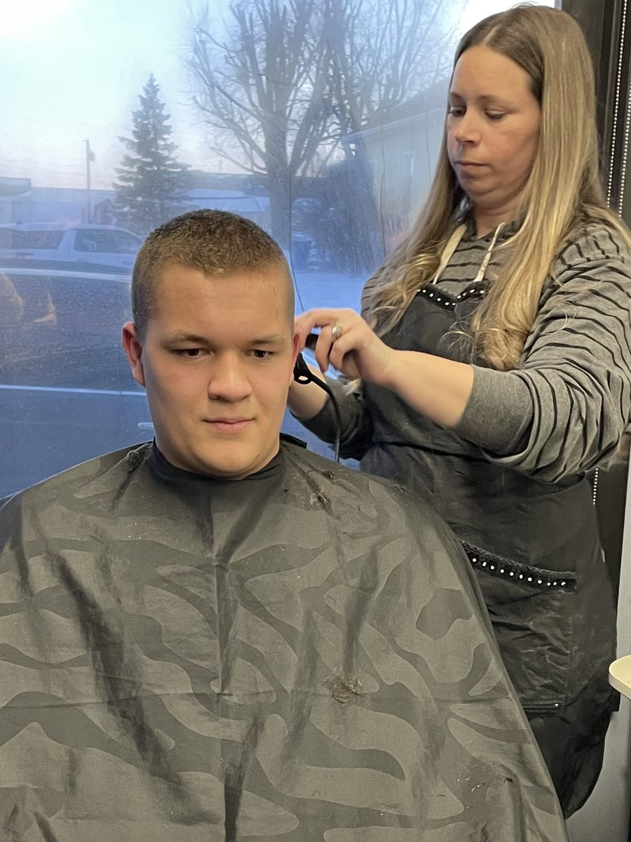 BotkinsHoops's tweet image. It’s that time of year!💈✂️ The HS Boys cut it off for a great cause! @Tonia71122853  and @GreveGina420 agreed to come in on a Sunday and donate all proceeds from the boys “tournament trim” to Kirstie Reed’s fight vs Breast Cancer. 💗 #WeFightTogether #CancerSucks