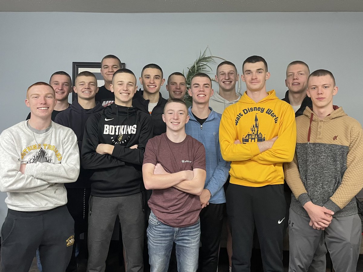 BotkinsHoops's tweet image. It’s that time of year!💈✂️ The HS Boys cut it off for a great cause! @Tonia71122853  and @GreveGina420 agreed to come in on a Sunday and donate all proceeds from the boys “tournament trim” to Kirstie Reed’s fight vs Breast Cancer. 💗 #WeFightTogether #CancerSucks