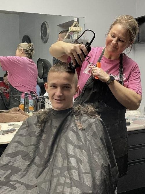 BotkinsHoops's tweet image. It’s that time of year!💈✂️ The HS Boys cut it off for a great cause! @Tonia71122853  and @GreveGina420 agreed to come in on a Sunday and donate all proceeds from the boys “tournament trim” to Kirstie Reed’s fight vs Breast Cancer. 💗 #WeFightTogether #CancerSucks