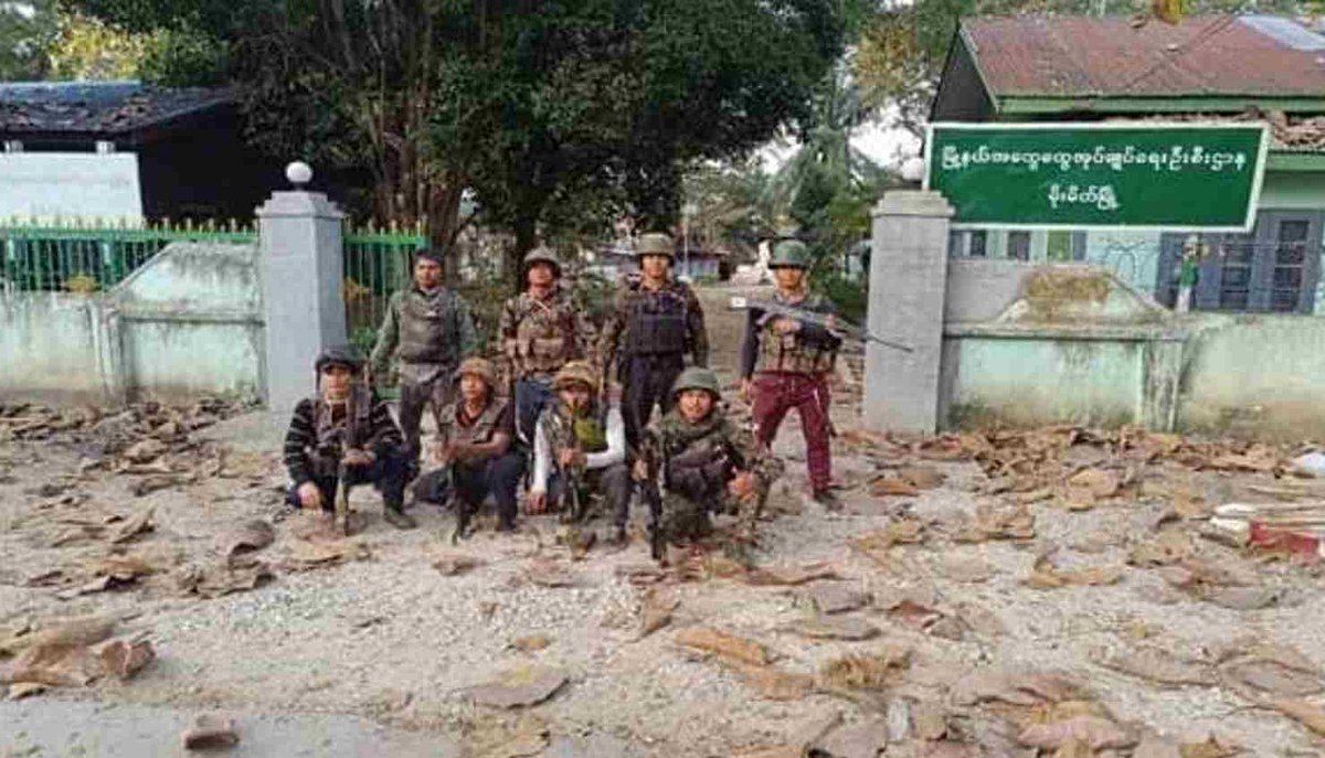 Khithitofficial's tweet photo. မိုးမိတ်မြို့ကို စစ်တပ်က ပြန်လည် တိုက်ခိုက်သိမ်းပိုက်စဉ် ပြည်သူ ၁၀၂ ဦးကို သတ်ဖြတ်ခဲ့ပြီး အသက် မပြည့်သေးသူ မိန်းကလေးငယ် ၃ ဦး အပါအဝင် အမျိုးသမီး ၄ ဦးကို စစ်တပ်က မုဒိမ်းကျင့်သတ်ဖြတ်ခဲ့
Read more->https://t.co/xUlKiewR2w https://t.co/26Mv9y0ITk