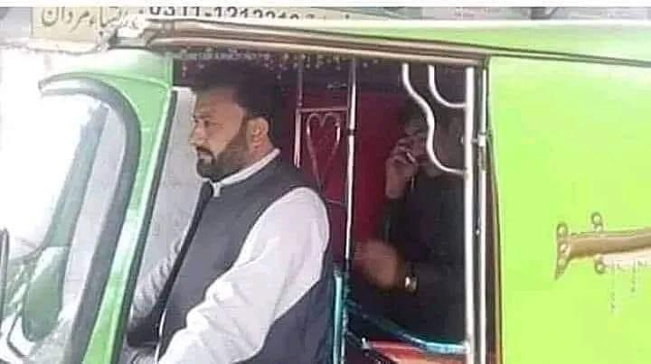 یہ صاحب رکشہ ڈرائیور نہیں بلکہ ایک ڈاکٹر ہیں

ایک دن مُشاہدے کے لئے خیبر پختونخواہ میں ڈرائیور بن کر رکشہ چلایا اور بمشکل 500  روپے ہی کماسکے

خُود مُشاہدہ کیا تو احساس ہوا کہ ایک مزدور دن بھر سخت محنت مُشقت کرکے 500 روپے دہاڑی کما پاتا ھے اور ہم ڈاکٹر صرف ایک پرچی لکھنے کے پندرہ