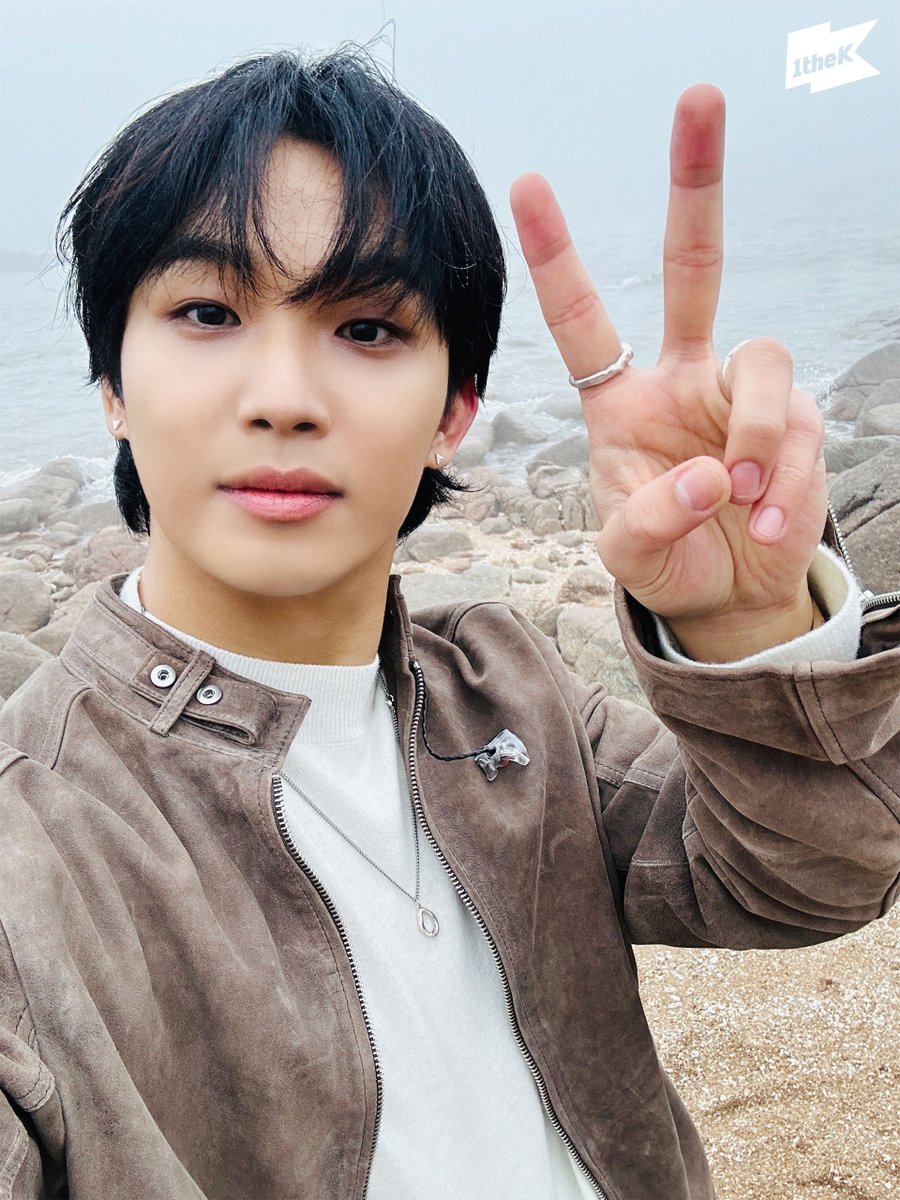 멜로디💙 #임현식 의 바다 앞 라이브 어떠셨나요?
잔잔하게 울려 퍼지는 #야외녹음실 보고 🎶
오늘 하루 기분 좋게 시작해보세요 ~ 🤗
#비투비 #BTOB #LIMHYUNSIK #고독한바다 #LaMar <a href="/BTOB_IMHYUNSIK/">임현식</a> <a href="/OFFICIALBTOB/">BTOB·비투비</a>

#Beyond_the_Studio 👉 youtu.be/9vKgb41V1K8