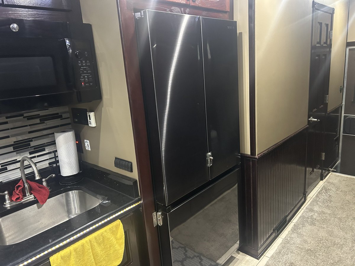 burroughsa74's tweet photo. 2018 S&amp;S Peterbilt 385.  158,000 miles. $735,000.  Serious inquiries only please. 256-614-9820. https://t.co/ifiqeg4exs