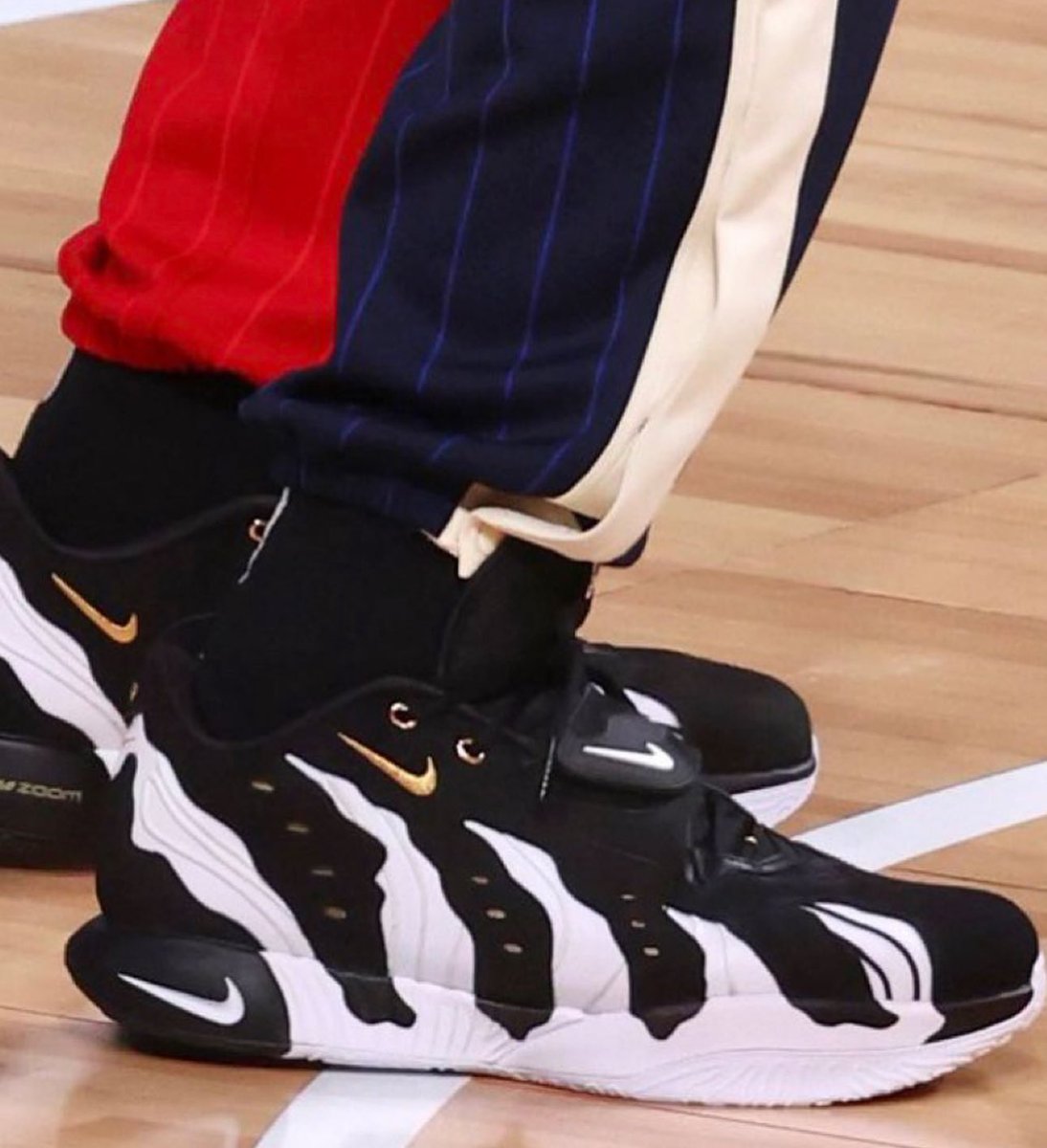 Lebron wearing the Prime DT Max shoes in warmups 🔥