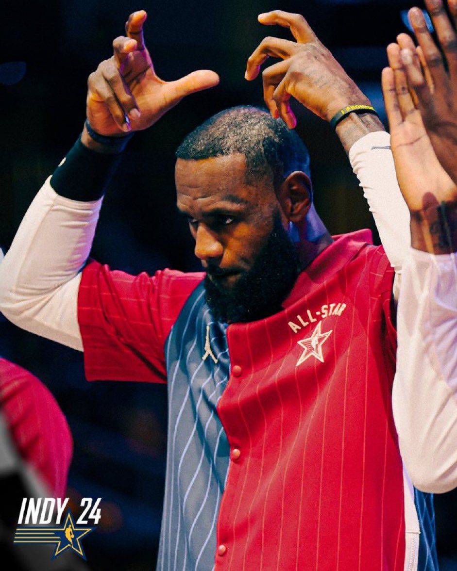 ParlonsNBA's tweet photo. LA PHOTO EST FOLLE ! 🥶

KING JAMES 👑 https://t.co/hGKdOxzuN9