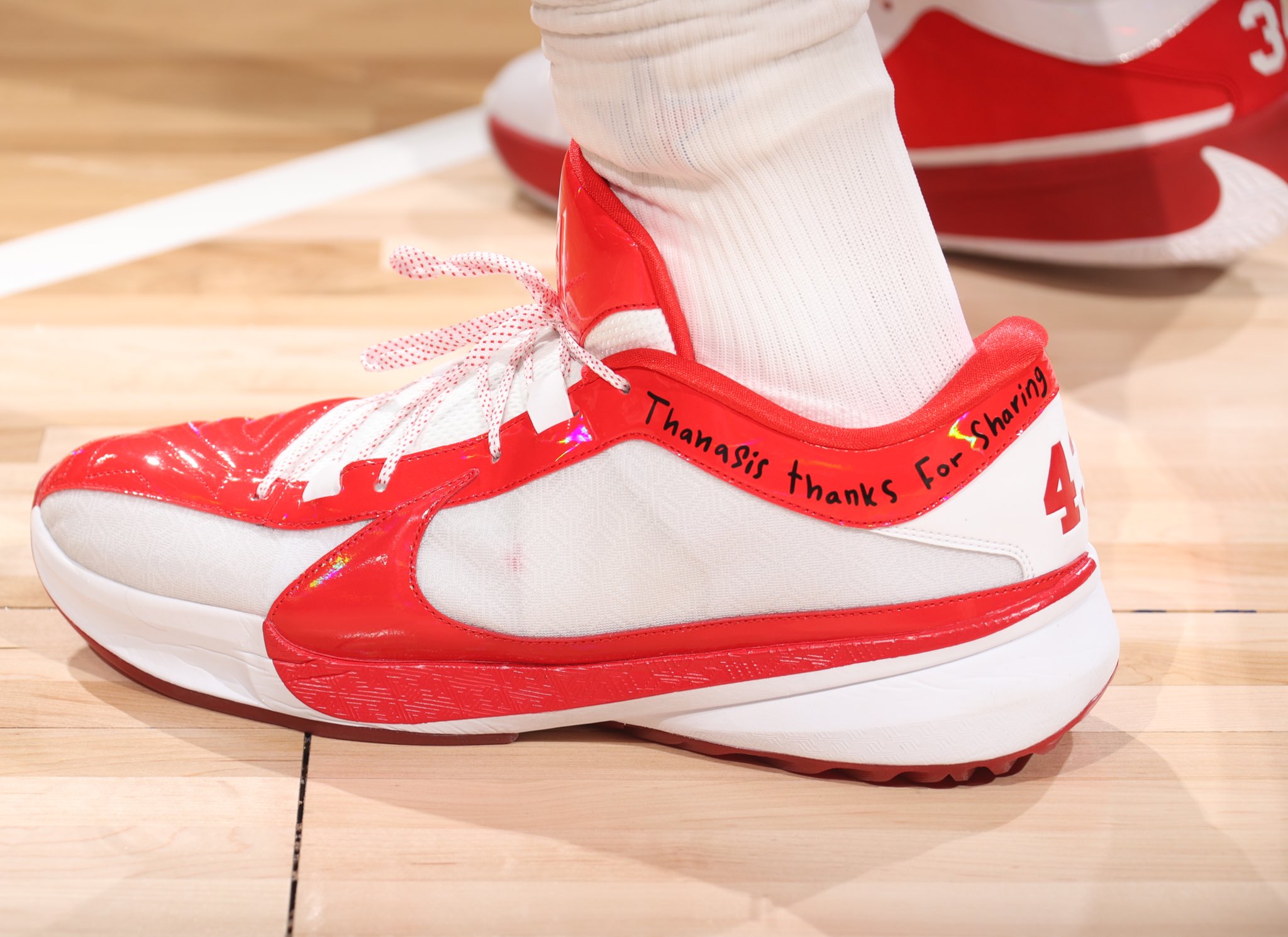 Giannis antetokounmpo red shoes sale