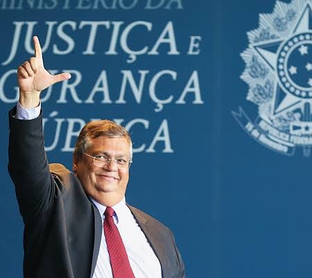 Juízes, promotores e militares que cometerem crimes graves serão expulsos do serviço público.

Já pensaram que bom seria se fosse assim?

Pois, como último ato político, o agora senador, Flávio Dino, irá apresentar uma Proposta de Emenda à Constituição para excluir juízes,