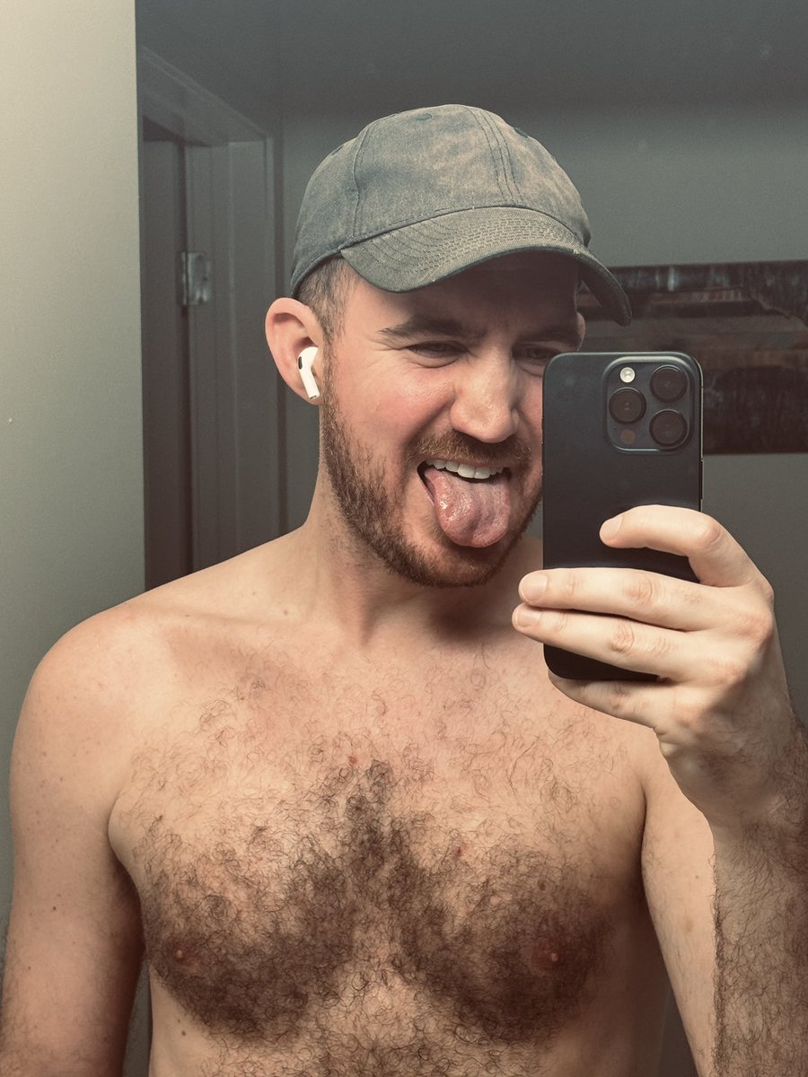 awkwardchris's tweet photo. Working out more and feelin’ stronger 😝 https://t.co/9uJo3jYqgc