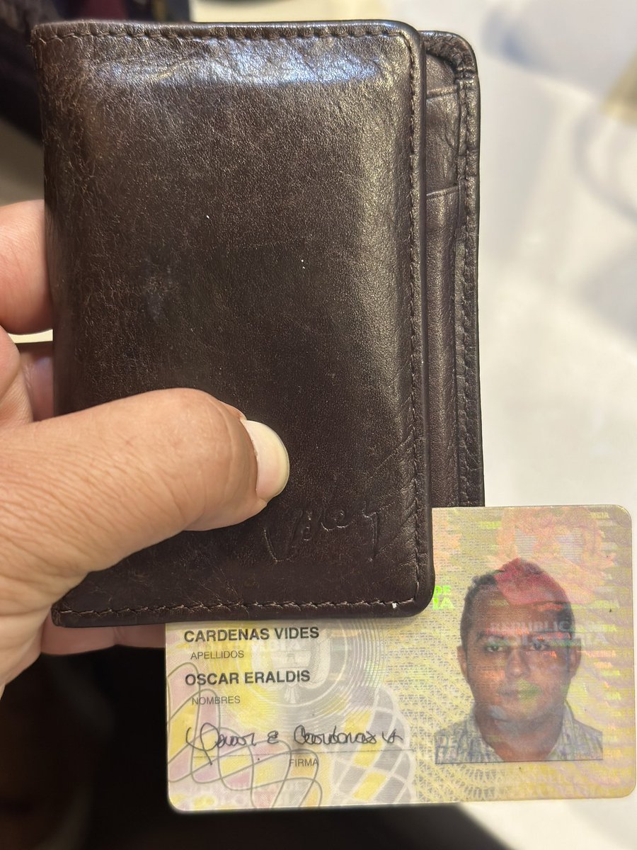 Amigos, si conocen a Óscar Eraldis Cardenas Vides, díganle que yo tengo su billetera con sus documentos y el dinero que allí reposa. 
Ayúdenme con un Rt.