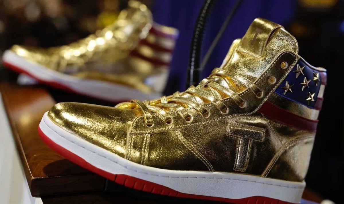 💡🇺🇲 Former President Trump's sneakers sold out within hours of their unveiling yesterday at Sneaker Con in #Philadelphia. #TrumpSneakers #American