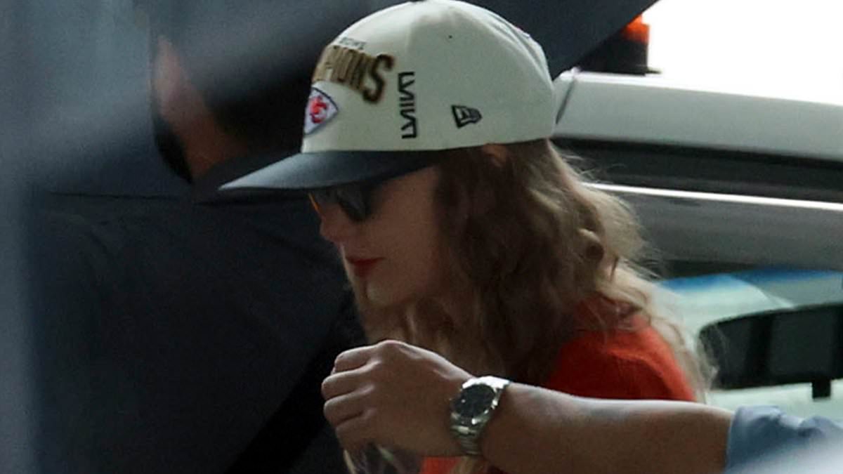 DailyMail's tweet photo. Taylor Swift shows off her legs in a mini skirt as she is seen for the first time in public in Australia - and pays tribute to boyfriend Travis Kelce with one special accessory https://t.co/OzMtkOxmDt https://t.co/BOsAu1sE92