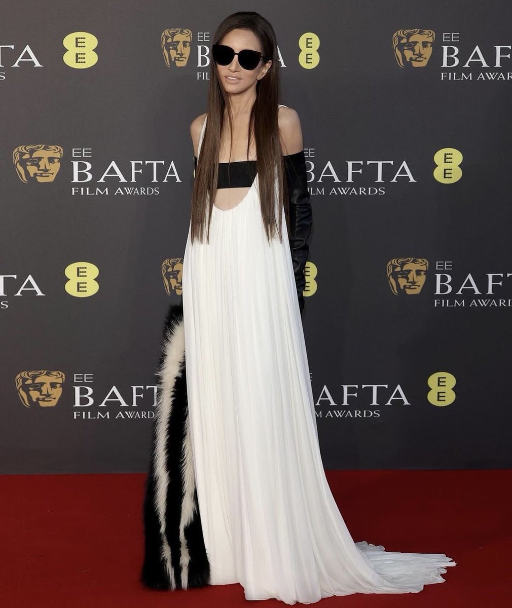 The carpet was red tonight!... #BAFTA Dress: #VeraWangHAUTE Eyewear: #VeraWangEyewear