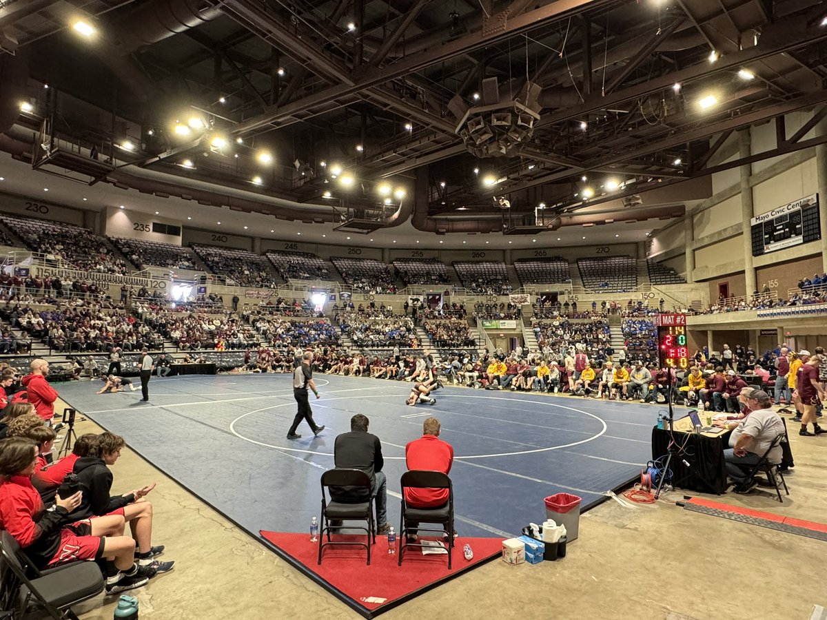 Big time wrestling coverage in Rochester! Residents worked the NJCAA National Qualifier and @MSHSL Tournament this weekend. The atmospheres were electric and residents were busy evaluating and managing injuries on the sideline with the help of our Sports Medicine Fellow and ATCs!