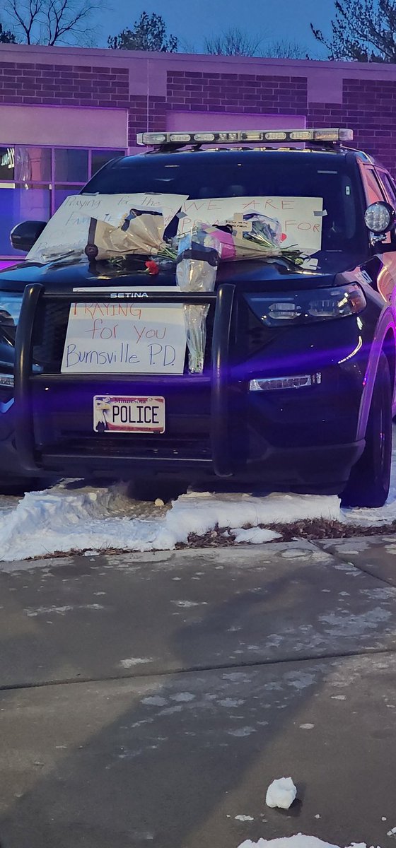 Hundreds of people came out to mourn the loss of the three Burnsville heroes. I was deeply moved by officers from around the area who came to give their respect. Several of them touched the ambulance or squad car with tears and prayers. @MNPoliceAssn #thinblueline #eow