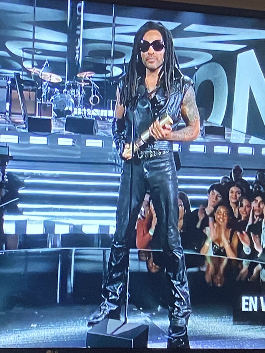 WWEKKI's tweet image. Still Sexy! 🩶🎤 #LennyKravitz #PeoplesChoiceAwards