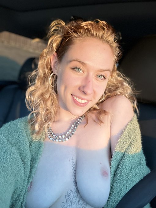 Eva Darling 👄 - Had an amazing day and was going to log on but started feeling sick to my stomach. I just had some soup and may hop on for an hour to say hey but idk yet https://t.co/oRRhC1CFIF
