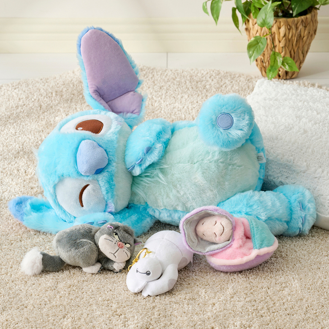 スクランプ　寝そべり ごろりん ぬいぐるみ　ディズニーストア くまのプーさんやスティッチたちの癒し度満点のぬいぐるみ