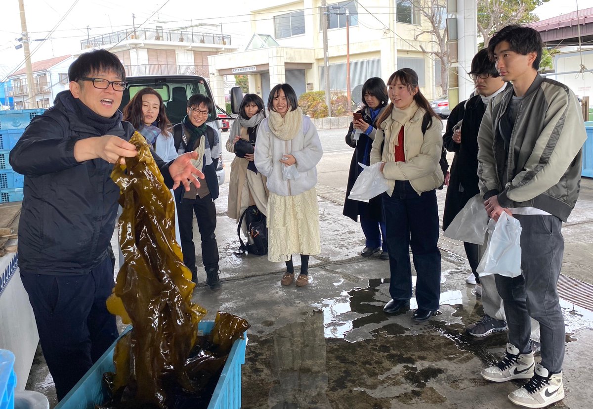 On the final day of #JapanRCEYouthMeeting, participants met Mr. Tatsunori Tomimoto, a kelp farmer at Kanazawa Fishing Port, to learn about environmental issues &amp; local #CircularEconomy 🔄 🌏

#BlueCarbon #SachiumiHeros <a href="/Kankyo_Jpn/">環境省</a> <a href="/yokohama_koho/">横浜市広報</a> <a href="/wakamonorenmei/">RCE横浜 若者連盟</a> <a href="/RCEYouthNetwork/">Global RCE Youth Network</a>