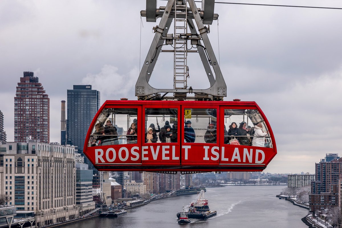 Flying high over the #eastriver #rooseveltisland #tramway #queensboroughbridge #NewYorkCity #Manhattan