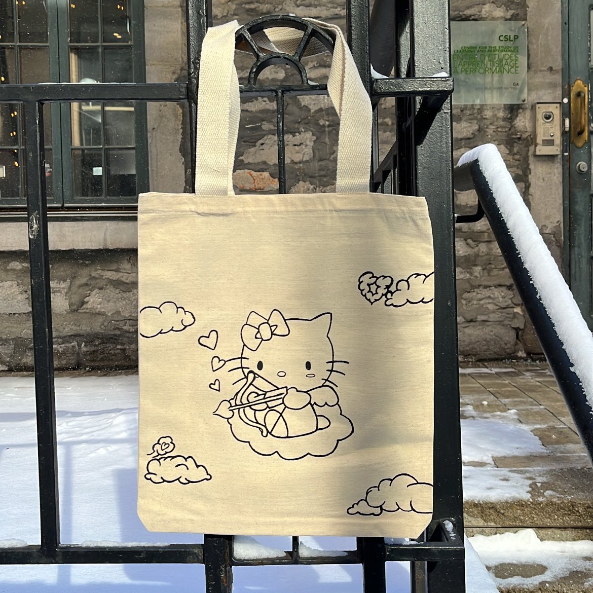 radhikapatel03's tweet photo. Hello Kitty tote 🧸 https://t.co/Xw142Irknv