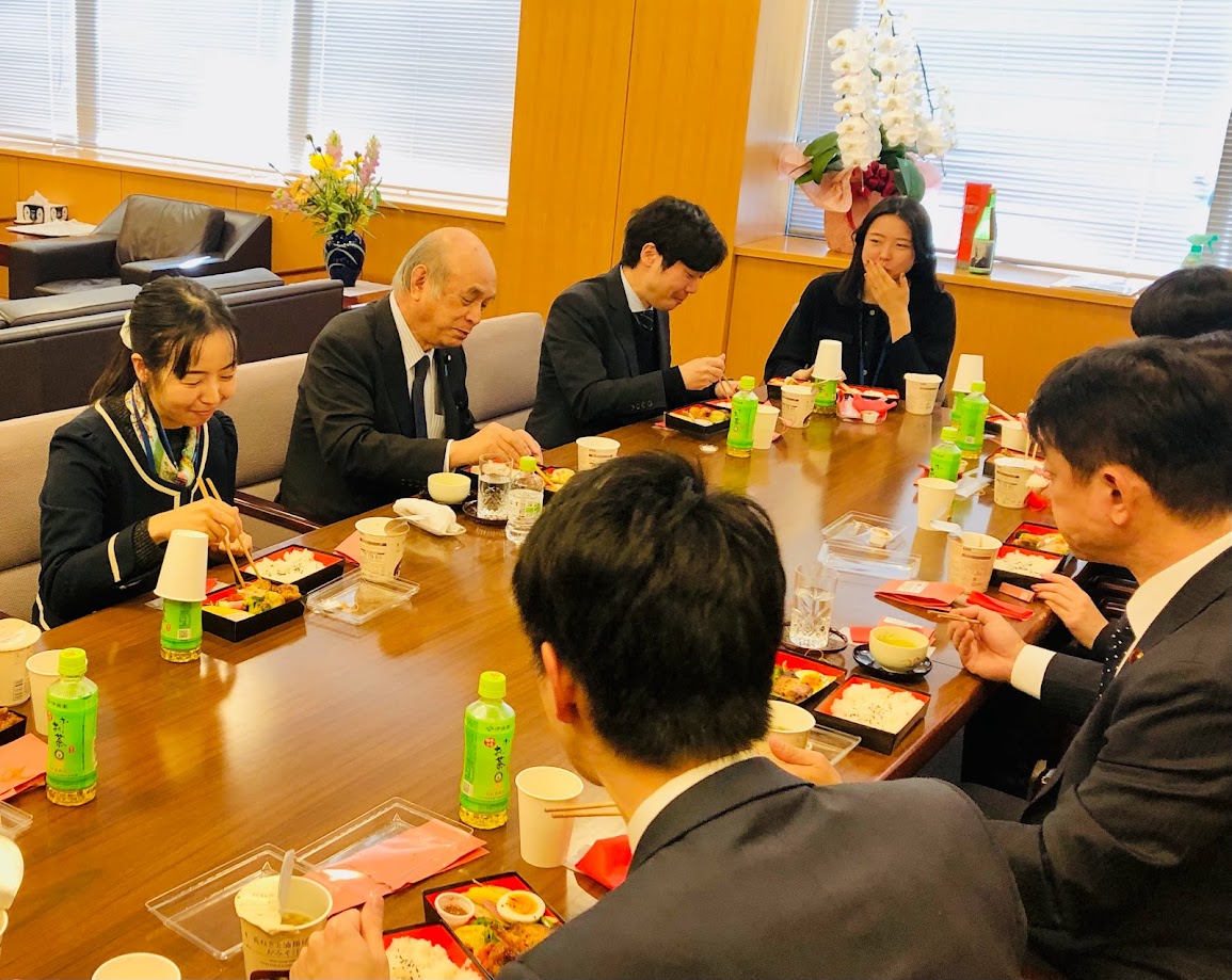 MofaJapan_en's tweet photo. #LetTheScienceTalk
State Minister for Foreign Affairs TSUGE and Parliamentary Vice-Minister Komura support the efforts to promote the appeal of Sanriku and Joban products. At lunch, they enjoyed a delicious bento box made with Sanriku and Joban ingredients with staff. https://t.co/iXPgS4svNd