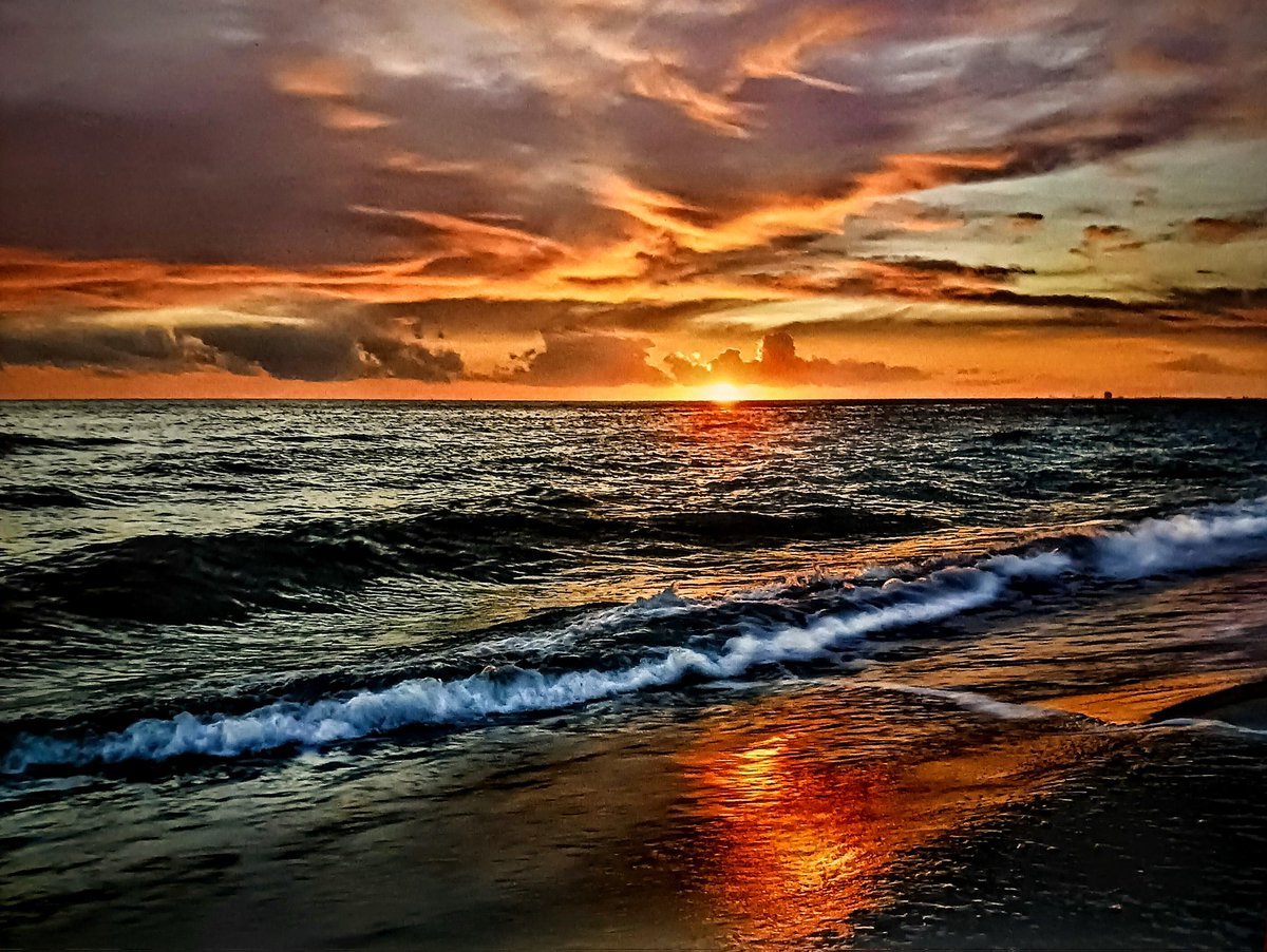 "Every day I look for a way to end the night in peace!" #GoodEvening #PeaceNotWar #NaturePhotography #photography #sunsetphotography