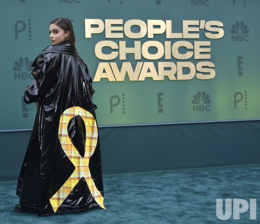 . @noakirel at the @peopleschoice awards with an important message to the world. Bring our hostages home 🎗️ 📸 Jim Ruymen/UPI