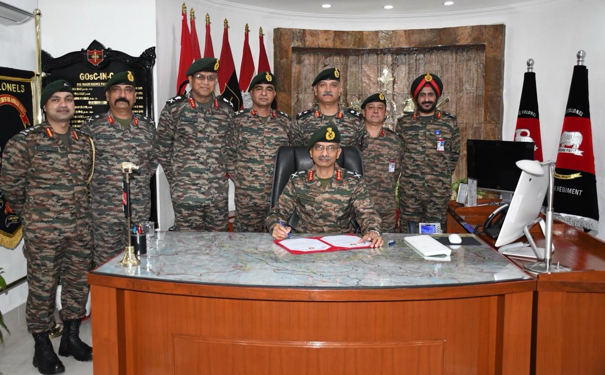 Lt Gen MV Suchindra Kumar assumed the command of #DhruvaCommand and paid homage to the #Bravehearts at #DhruvaWarMemorial.
On assuming command, the #ArmyCommander exhorted all Ranks to remain focused on operational preparedness and continue working with utmost zeal & enthusiasm.…