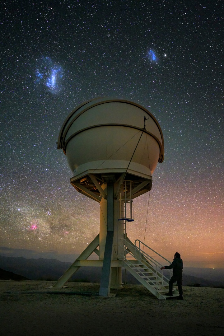 The step being taken up the stairs 🚶 to one of the @BlackGEM_Array telescopes in this picture may be small, but the leap in #GravitationalWave studies at ESO’s #LaSilla Observatory represented by this facility is giant! 1/

📷 ESO/ @aghizzi (albertoghizzipanizza.com)