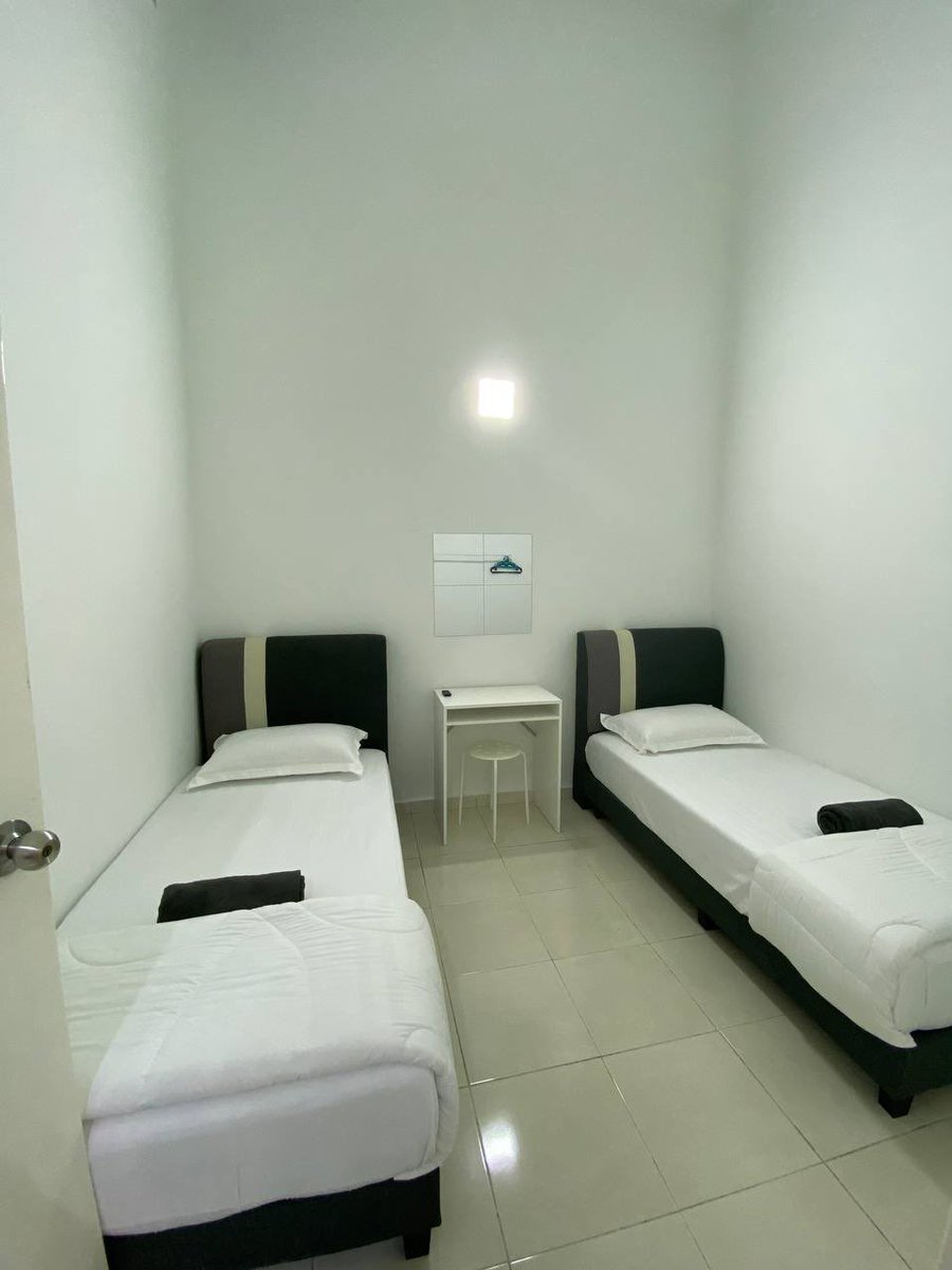 ctnajihahzamani's tweet photo. Gais, kalau korang pergi PORT DICKSON, korang boleh consider tidur dkt homestay kakak i ni. Sbb confirm takde hantu 🤪 #ytjt

Rumah teres setingkat, 3🛌2🚽. Semua kemudahan dah ada. Tinggal datang bawak badan je.

Harga promotion: RM250 per night. https://t.co/S6R9fb3VOd