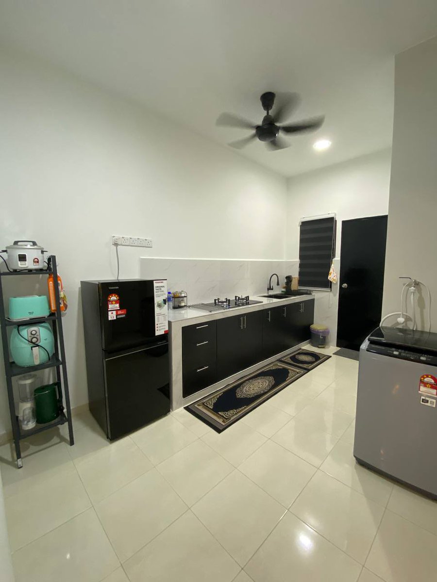 ctnajihahzamani's tweet photo. Gais, kalau korang pergi PORT DICKSON, korang boleh consider tidur dkt homestay kakak i ni. Sbb confirm takde hantu 🤪 #ytjt

Rumah teres setingkat, 3🛌2🚽. Semua kemudahan dah ada. Tinggal datang bawak badan je.

Harga promotion: RM250 per night. https://t.co/S6R9fb3VOd