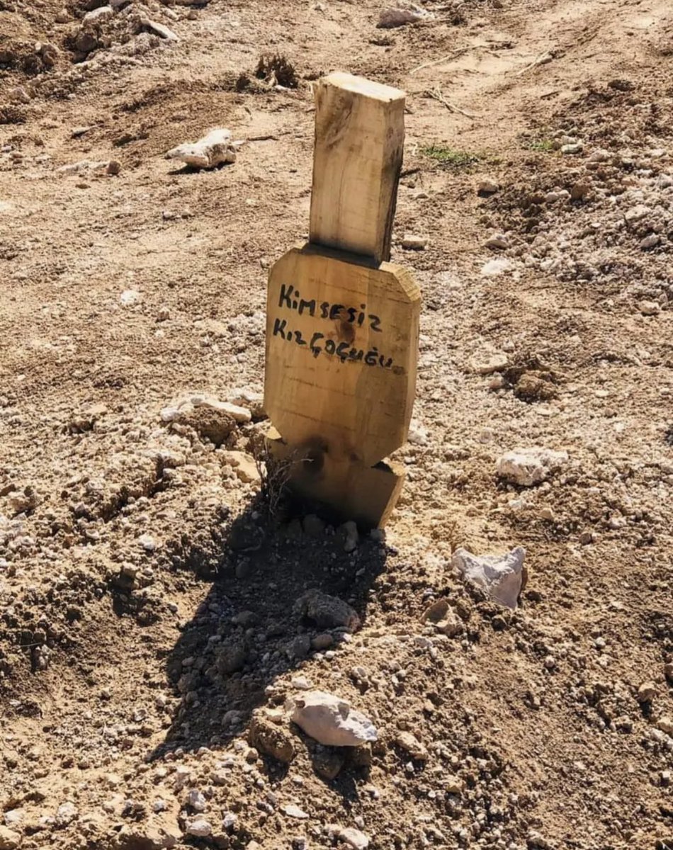 #deprem
Deprem konusunda her mizah yaptıgınızda bu görseli hatırlayın.