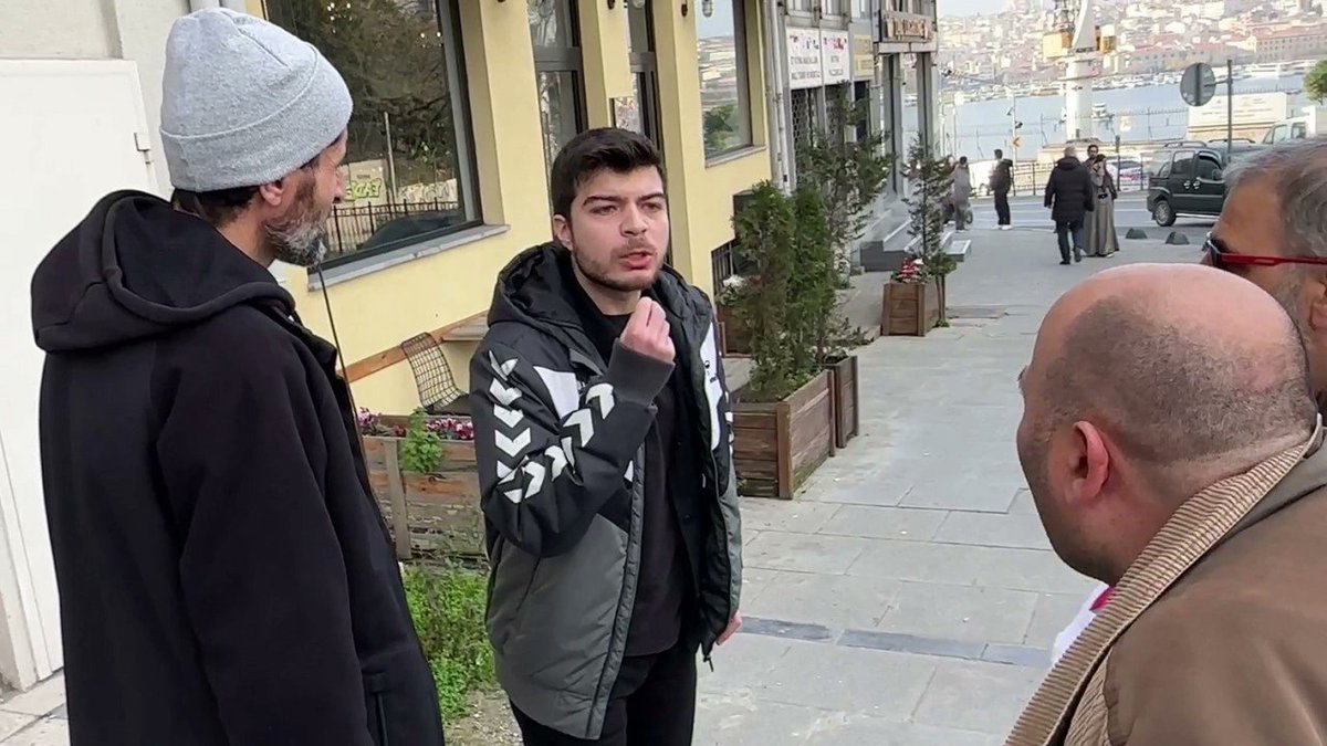 KokluDegisim's tweet photo. Kelime-i Tevhid Bayrağı Taşıyan Kişiye Saldıran Ege A.’ya 4 Yıl Hapis İstendi

İstanbul'da Filistin'e destek yürüyüşü sonrasında Kelime-i Tevhid bayrağı taşıyan İsmail Aydemir'e yumruk atan üniversite öğrencisi Ege A.'nın 2 ayrı suçtan 4 yıla kadar hapsi istendi.

Savcı, zanlının "basit bir tıbbi müdahaleyle giderilebilecek ölçüde kasten yaralama" ve "halkı kin ve düşmanlığa alenen tahrik" suçlarından toplam 4 yıla kadar hapsini istedi.

#Pazartesi 
#KelimeiTevhid