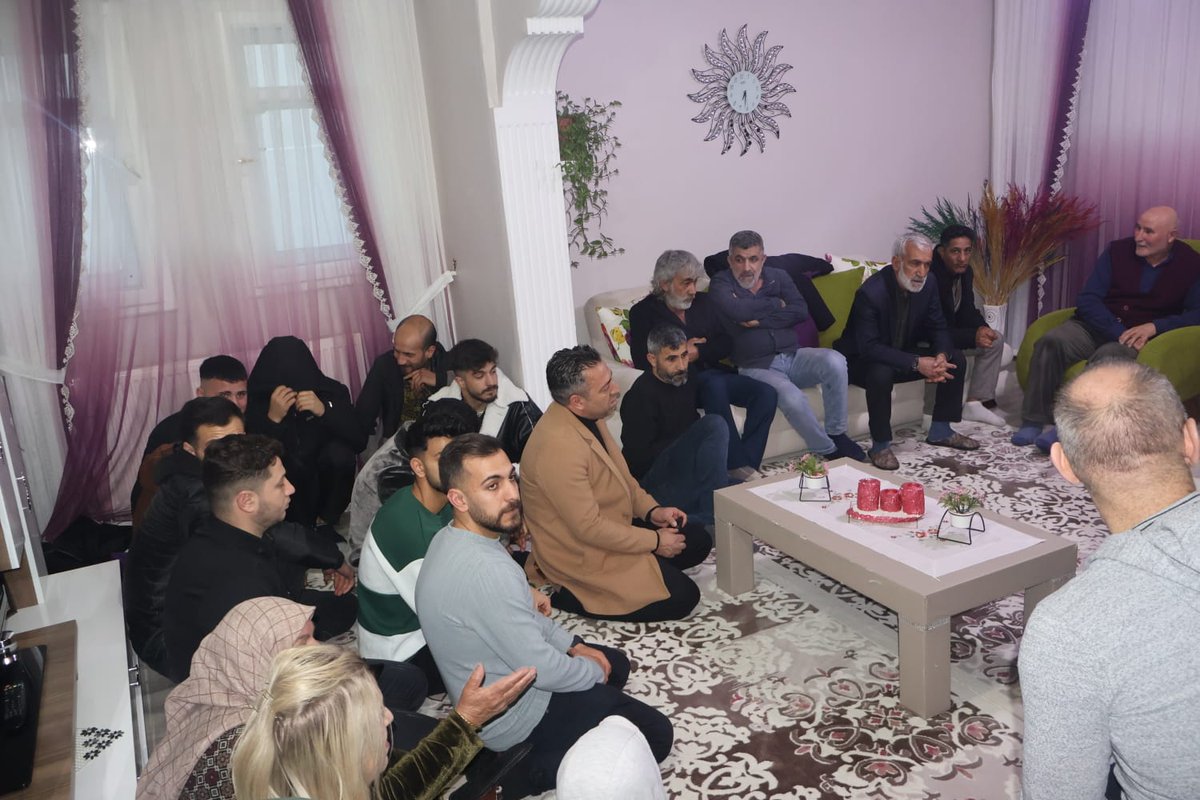 Ağrı'mız geleceğini şekillendirip, hemşehrilerimizi sesini daha çok duyacak, bu Şehre hep birlikte sahip çıkacağız...

Hane Hane Ağrı program larımız kapsamında hemşehrilerimizin evlerine konuk oluyoruz..
#SanaSözAğrı 
#BirlikteBasaracağız