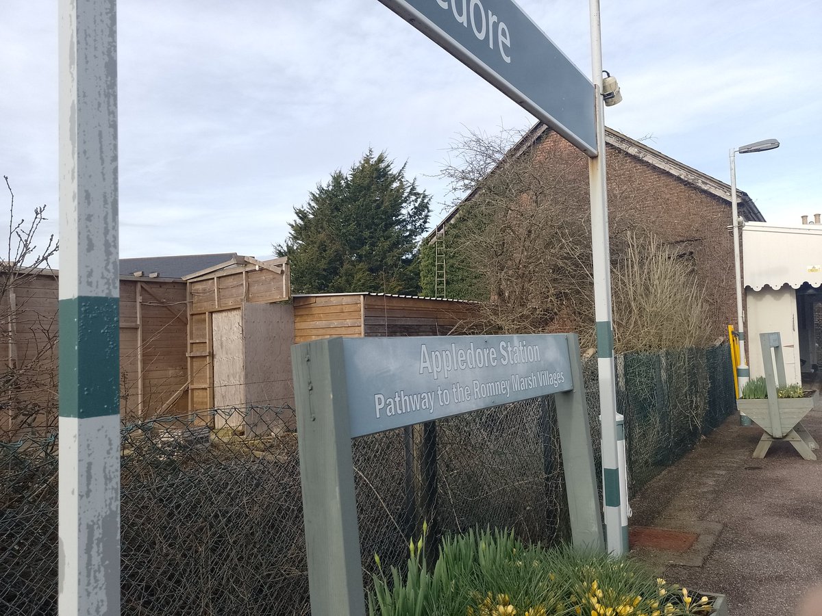 HBtrainfan375's tweet photo. Station 62/106:
Appledore ✅

Appledore is also Spectacular! One of my favourite in Kent for Scenery, You can see the line to Dungeness (Formerly New Romney) branch off if you look Hastings bound. It has a level Crossing and some station plants as well! A must visit for me! https://t.co/XH5Ih5nVAf