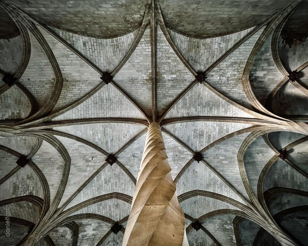 Palma posee un gran legado gótico más allá de la bella <a href="/catedralmca/">Catedral de Mallorca</a>: la Lonja, casas señoriales, patios y trazados de calles repletos de historia. Prepárate para disfrutar una de las rutas más fascinantes de la capital balear 🤩
visitpalma.com/es/pl651/descu…

#VISITPALMA 📷<a href="/danielfgzc/">DANIEL FERNÁNDEZ GARCÍA</a>