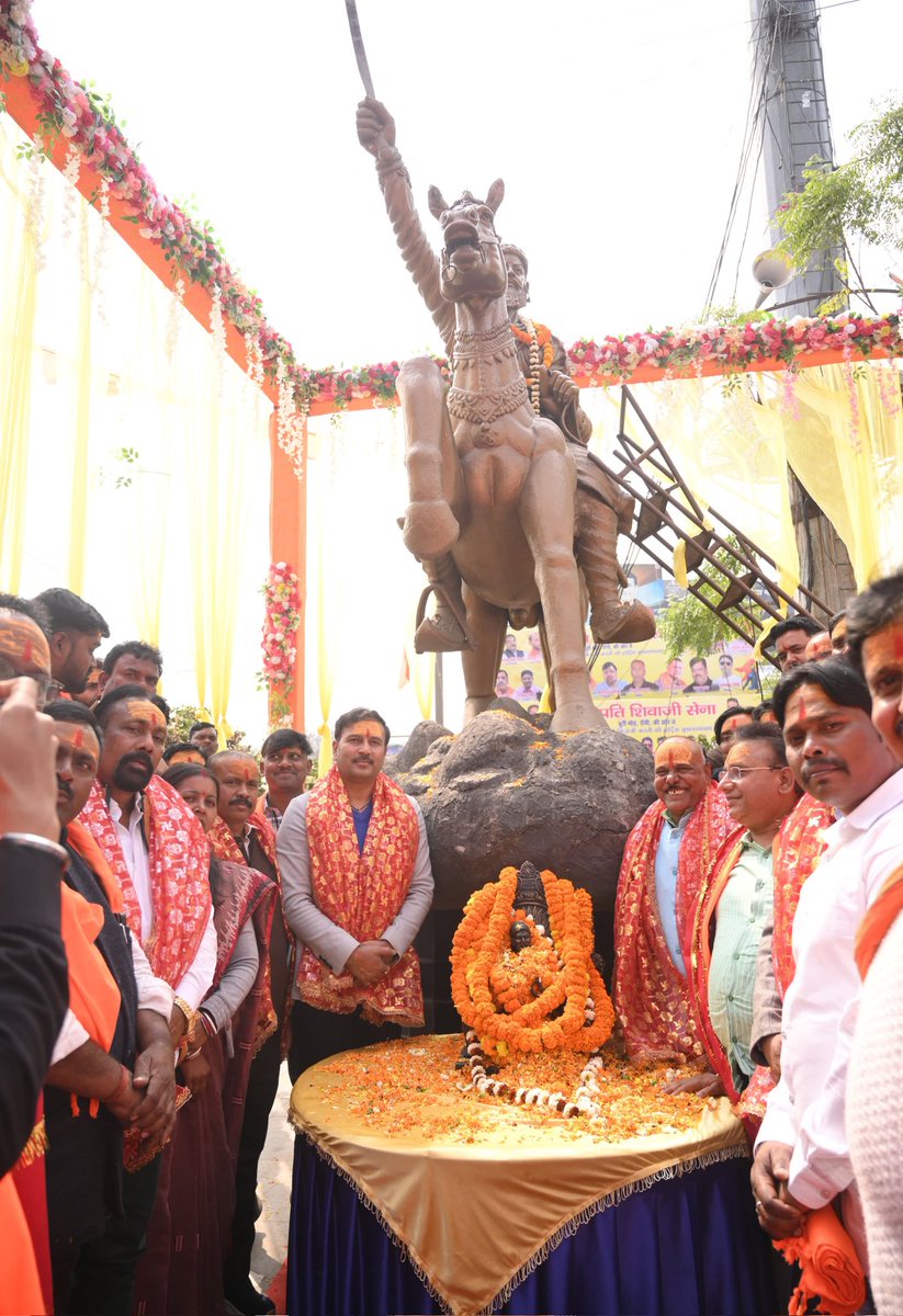 SudeshMahtoAJSU's tweet photo. "वीर शिवाजी के गौरव का, हमसब मिल गुणगान करें। 
कर्तव्यनिष्ठ और शौर्य का, इतिहास में ऊँचा नाम करें।"

स्वाभिमान, साहस, वीरता एवं शौर्य की प्रतिमूर्ति,अद्वितीय योद्धा छत्रपति शिवाजी महाराज जी की जयंती के अवसर पर रांची, बूटी मोड़ स्थित उनकी आदमकद प्रतिमा पर माल्यार्पण कर उन्हें नमन किया। 

#ShivajiJayanti #Jharkhand #Ranchi #Naman #छत्रपती