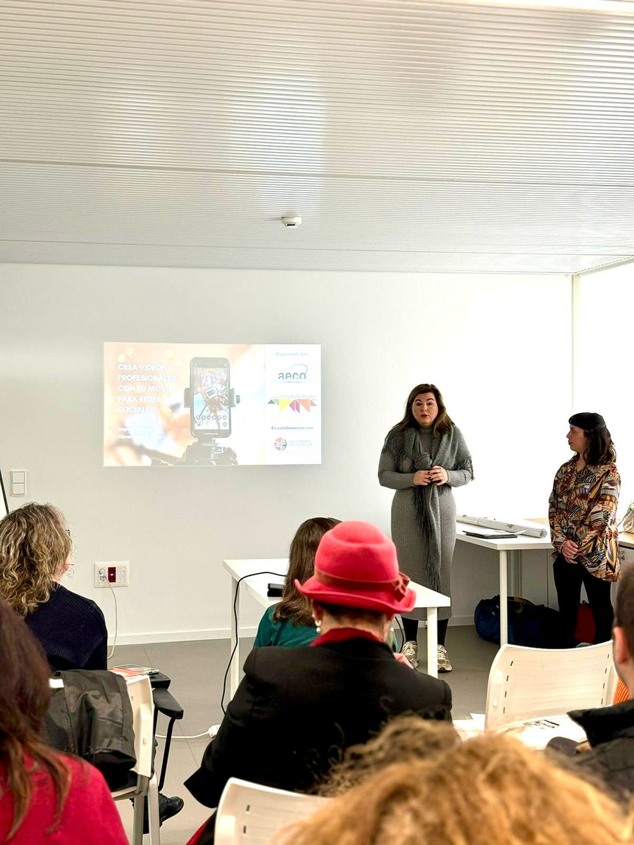 aecocoruna's tweet photo. Desde @aecocoruna queremos agradeceros a tod@s los que asististeis al taller de creación de videos con el móvil. Esperamos que os sean útiles los conocimientos impartidos por @almudenafrutos  y gracias a @feafesgalicia por colaborar con el espacio https://t.co/8gWwNPJB3A