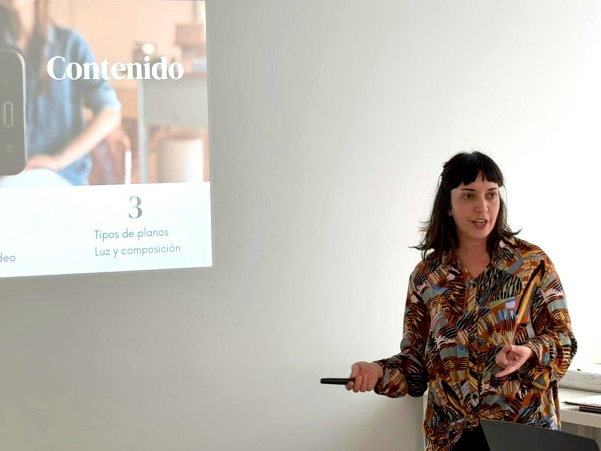 aecocoruna's tweet photo. Desde @aecocoruna queremos agradeceros a tod@s los que asististeis al taller de creación de videos con el móvil. Esperamos que os sean útiles los conocimientos impartidos por @almudenafrutos  y gracias a @feafesgalicia por colaborar con el espacio https://t.co/8gWwNPJB3A