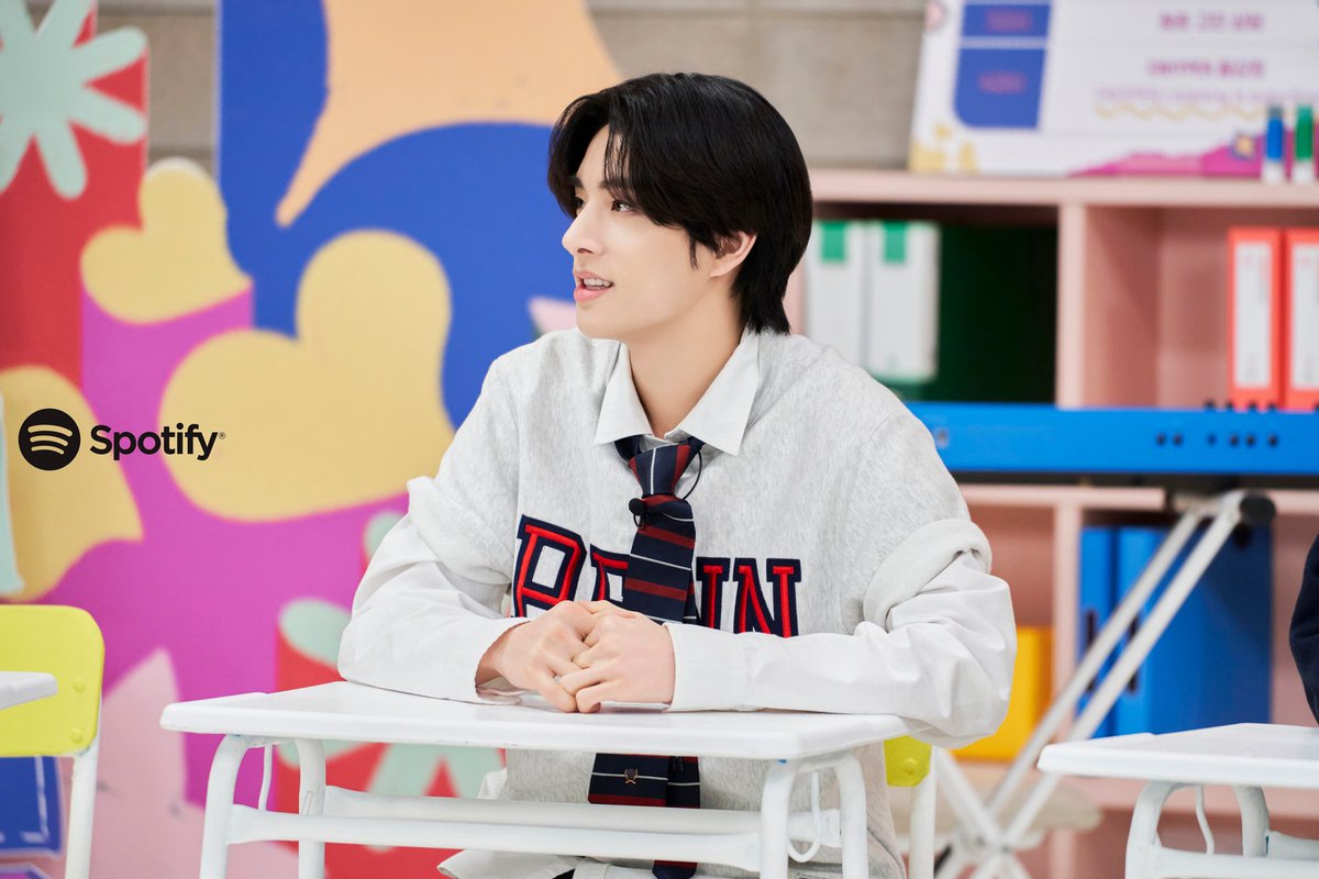 ⠀
Visual yang tidak tertandingi dengan berpakaian seragam sekolah. Foto dibalik layar dari K-Pop ON! First Crush. 
⠀