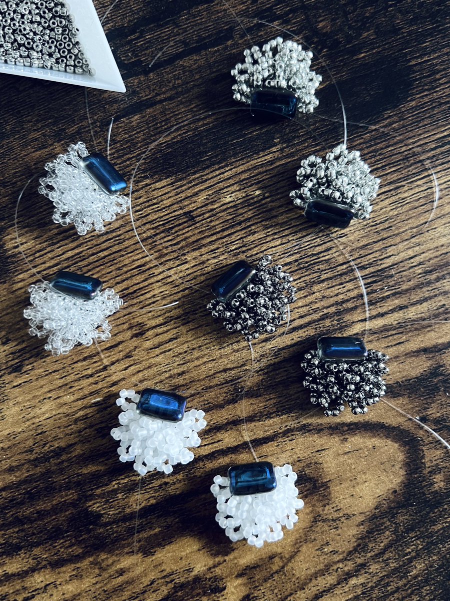ただいま制作中！
チェコガラスビーズが良い感じです𓂃𓈒𓏸
綺麗なブルーーー！

#ハンドメイド
#ハンドメイドアクセサリー
３月の #てづバ で販売します
#ハンドメイドピアス
#ハンドメイドイヤリング