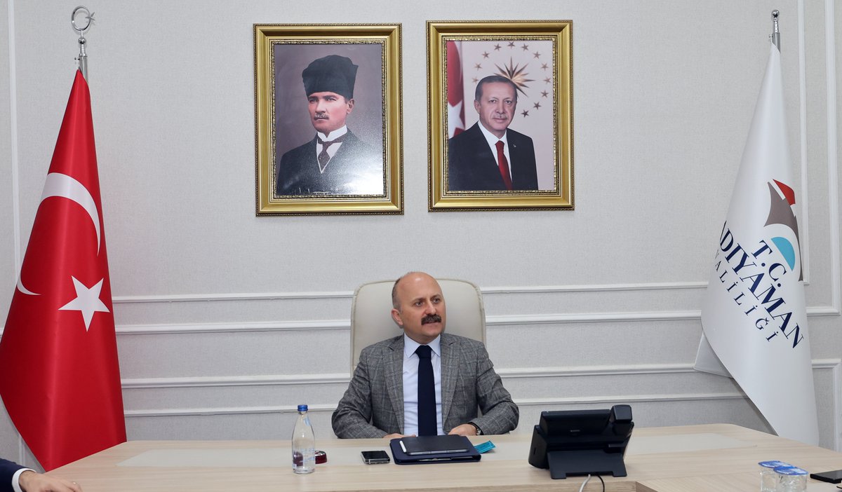Vali Yardımcıları Haftalık Değerlendirme Toplantısı Valimiz Sayın <a href="/DrOsmanVarol/">Dr Osman Varol</a> başkanlığında gerçekleştirildi.

Çevre, Şehircilik ve İklim Değişikliği İl Müdürü ve AFAD yetkililerinin de katıldığı toplantıda, gündemdeki konular ile sahadaki son durum ele alınarak