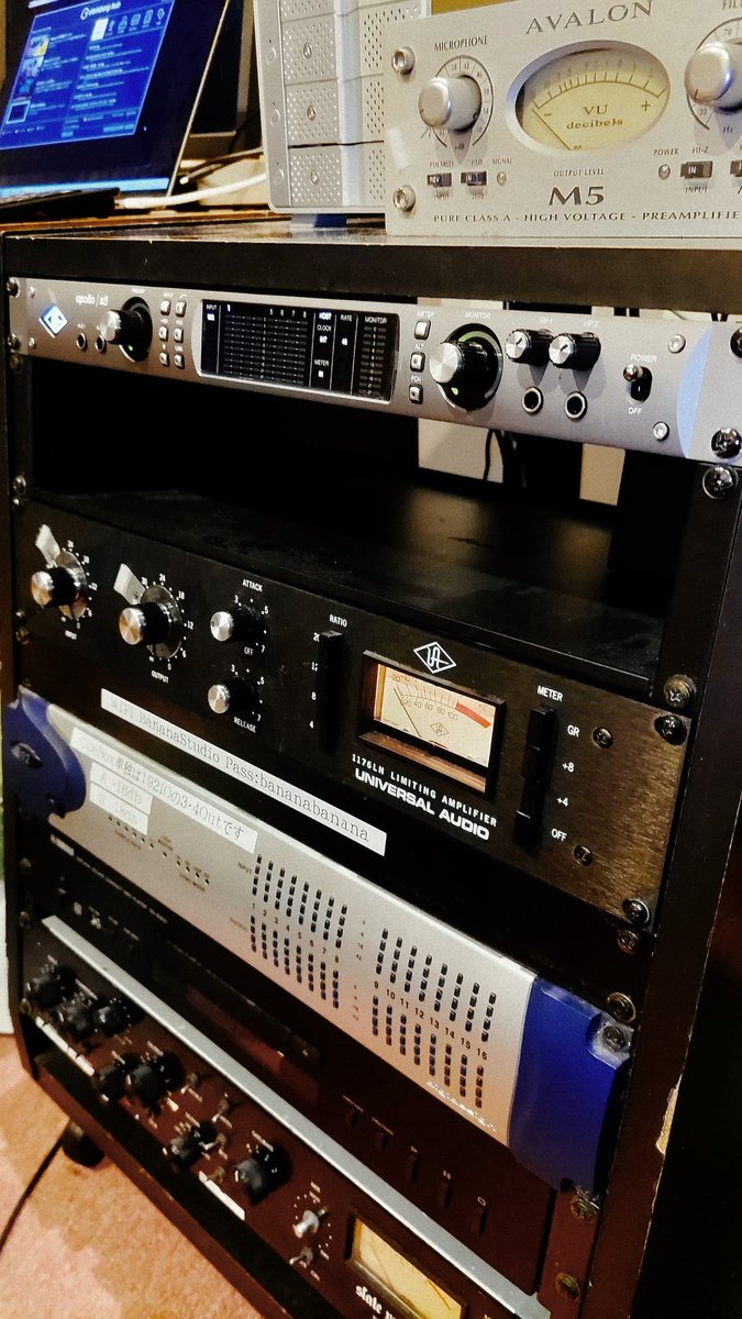 nashssnakepit's tweet photo. 今日はUADパーティ。
そしてノイマンのチューブマイク。非常に贅沢だ。
#universalaudio
#newmann
#m147 https://t.co/pC93Ka84ct