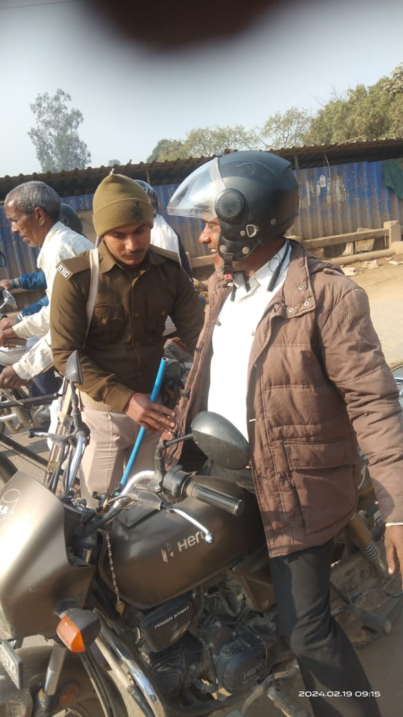 PatnaPolice24x7's tweet photo. अपराध एवं अपराधियों पर अंकुश लगाए रखने हेतु #पटना_पुलिस द्वारा निरंतर सघन वाहन जांच की जा रही है..

वाहन जांच में पुलिस का सहयोग करें, अपराध की रोकथाम में सहभागी बनें।

@dm_patna
@bihar_police
#VehicalChecking  
#CrimePrevention 
#CrimeControl https://t.co/o3mSJmd5PW