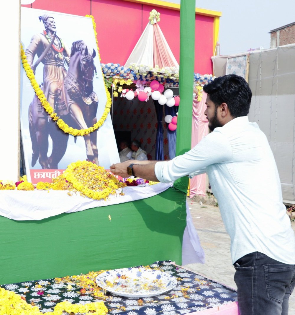 न्याय और नीति के लिए खुद को समर्पित करने वाले मराठा सम्राट, क्रांतिकारी, पराक्रमी योद्धा छत्रपति शिवाजी महाराज जी की जयंती पर उन्हें शत्-शत् नमन।💐

#chhatrapatishivajimaharaj #unityincommunity
