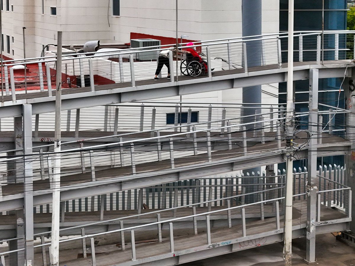 pedaleanda's tweet photo. Cuántos años tenías cuando te enteraste que estos puentes salvan a los automovilistas de frenar, NO salvan la vida de las personas.

Foto del Puente AntiPeatonal del IMSS de #Paseo5F : @espacio_vivido @PanQAyuda https://t.co/5FyhHPWoTD