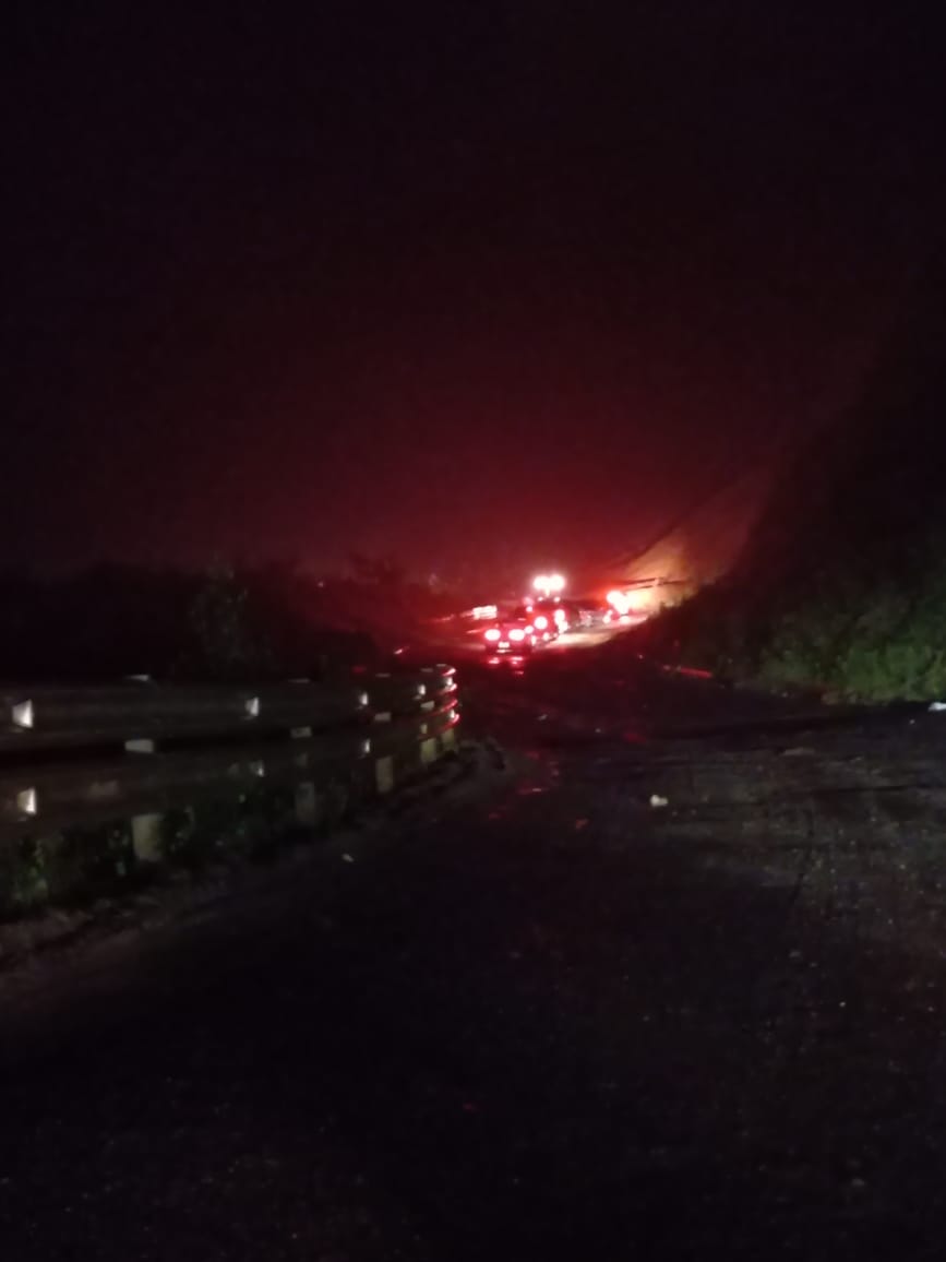 UNSIONTV's tweet photo. Agentes de tránsito de la CTE reportan que continúan las labores de limpieza de material en el km 90 de la vía Cuenca - Molleturo - Naranjal. La carretera continuará cerrada durante toda la noche, por los trabajos que se ejecutan. #NoticiasCuenca #Cuenca #ViaCerrada #UnsionTv https://t.co/UcnUpOW2Dw