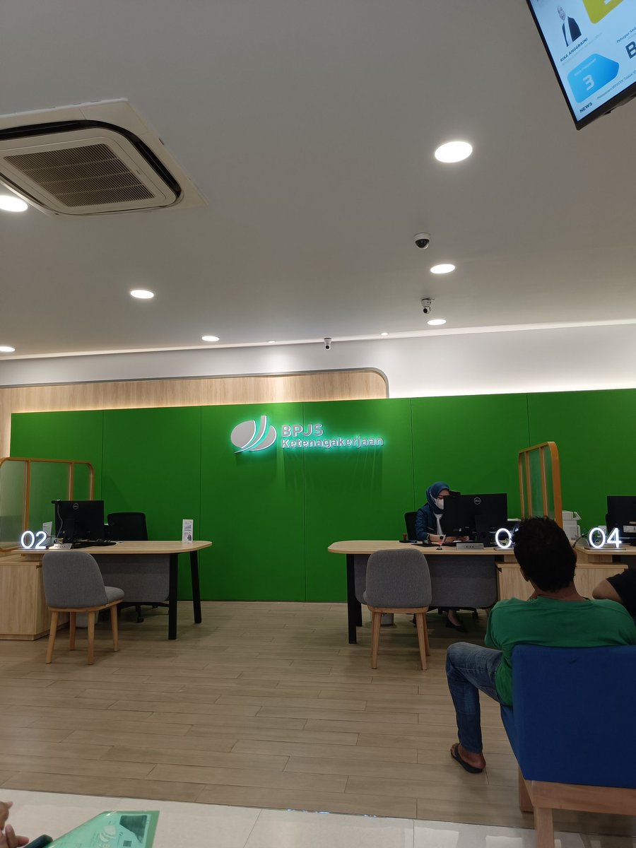 mochammadamin's tweet photo. @BPJSTKinfo Min, kantor cabang BPJS CEGER kenapa buruk sekali pelayanannya? CS cuma 1 orang, setelah kami interupsi baru pada keluar CS yang lain. Adaapa dengan BPJSTK cabang CEGER??? Padahal banyak orang tua lanjut usia yg sudah antri dari pagi. https://t.co/ivEp8Osj61