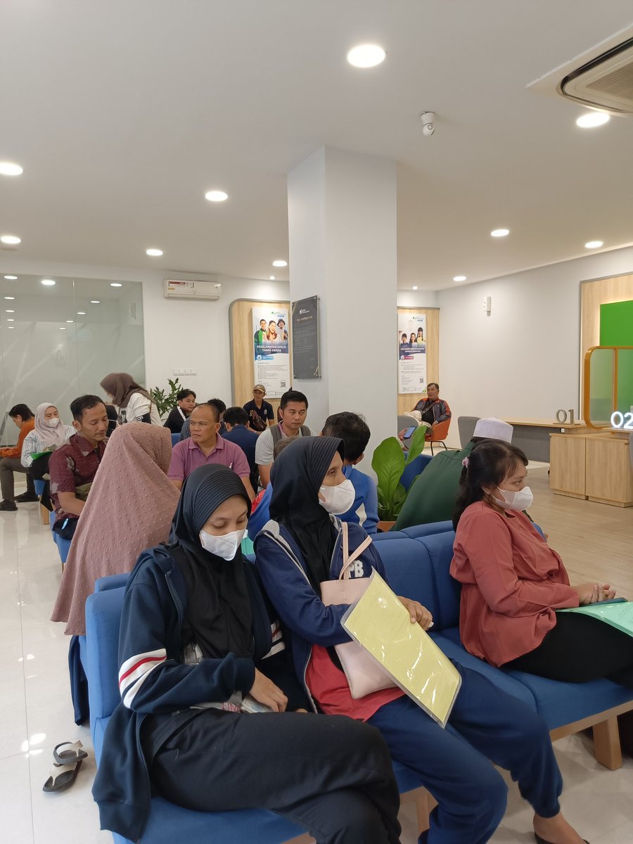 mochammadamin's tweet photo. @BPJSTKinfo Min, kantor cabang BPJS CEGER kenapa buruk sekali pelayanannya? CS cuma 1 orang, setelah kami interupsi baru pada keluar CS yang lain. Adaapa dengan BPJSTK cabang CEGER??? Padahal banyak orang tua lanjut usia yg sudah antri dari pagi. https://t.co/ivEp8Osj61